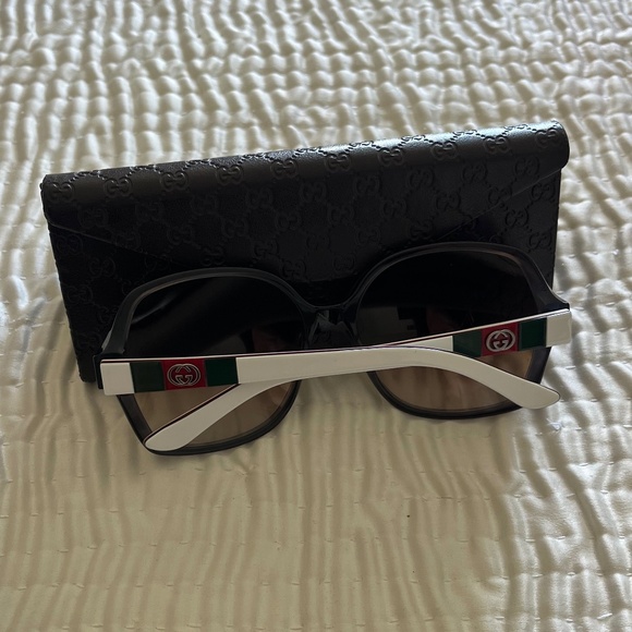Authentic Gucci sunglasses with Gucci foldable case - Picture 9 of 14